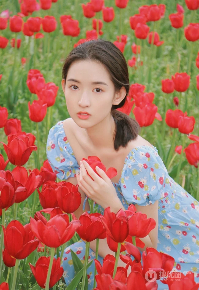 王玉雯清新小碎花裙户外郁金香花园唯美动人写真图片
