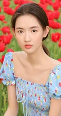 王玉雯清新小碎花裙户外郁金香花园唯美动人写真图片