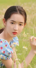 王玉雯清新小碎花裙户外郁金香花园唯美动人写真图片
