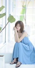 齐肩短发气质女生简约V领蓝色长裙户外街拍写真图片集