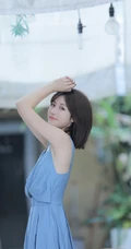 齐肩短发气质女生简约V领蓝色长裙户外街拍写真图片集
