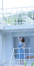齐肩短发气质女生简约V领蓝色长裙户外街拍写真图片集