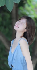 齐肩短发气质女生简约V领蓝色长裙户外街拍写真图片集