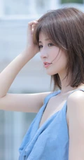 齐肩短发气质女生简约V领蓝色长裙户外街拍写真图片集