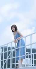 齐肩短发气质女生简约V领蓝色长裙户外街拍写真图片集