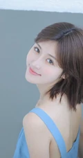 齐肩短发气质女生简约V领蓝色长裙户外街拍写真图片集