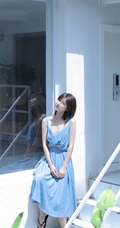 齐肩短发气质女生简约V领蓝色长裙户外街拍写真图片集