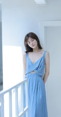 齐肩短发气质女生简约V领蓝色长裙户外街拍写真图片集
