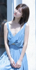 齐肩短发气质女生简约V领蓝色长裙户外街拍写真图片集