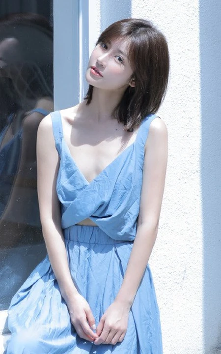 齐肩短发气质女生简约V领蓝色长裙户外街拍写真图片集
