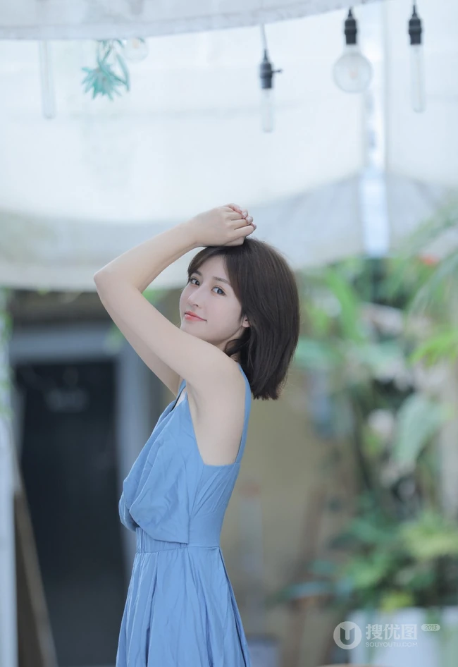 齐肩短发气质女生简约V领蓝色长裙户外街拍写真图片集