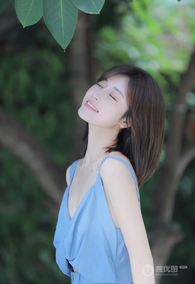 齐肩短发气质女生简约V领蓝色长裙户外街拍写真图片集
