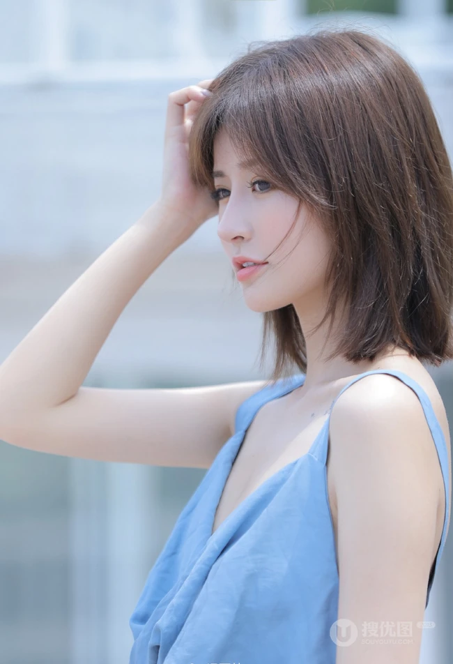 齐肩短发气质女生简约V领蓝色长裙户外街拍写真图片集