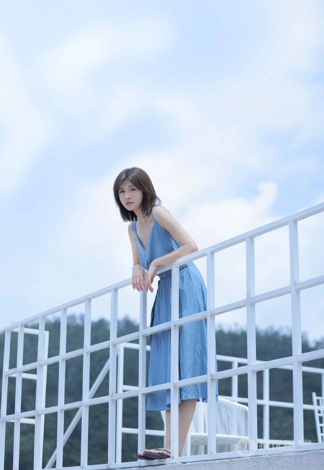 齐肩短发气质女生简约V领蓝色长裙户外街拍写真图片集