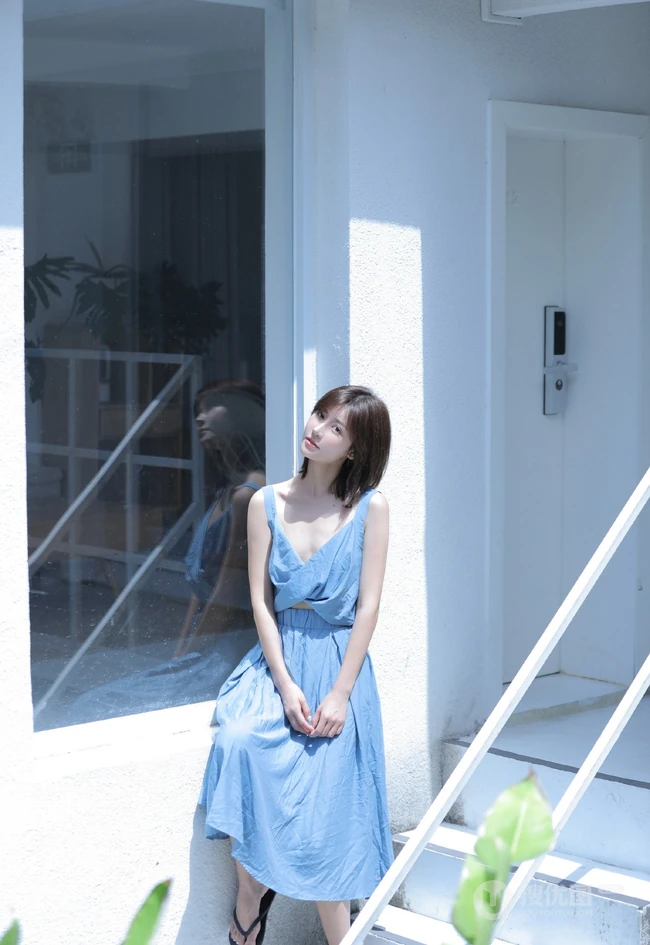 齐肩短发气质女生简约V领蓝色长裙户外街拍写真图片集