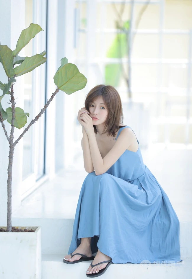 齐肩短发气质女生简约V领蓝色长裙户外街拍写真图片集