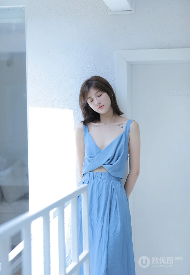 齐肩短发气质女生简约V领蓝色长裙户外街拍写真图片集