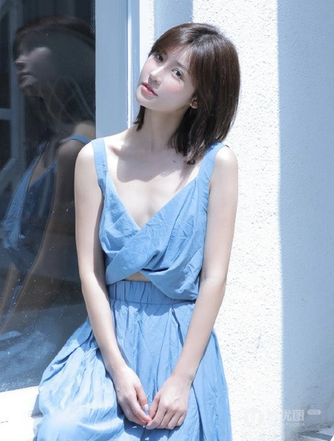 齐肩短发气质女生简约V领蓝色长裙户外街拍写真图片集