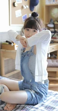 戴黑框眼镜的大眼萌圆脸少女室内玩显微镜可爱写真图片