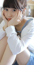 戴黑框眼镜的大眼萌圆脸少女室内玩显微镜可爱写真图片