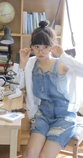 戴黑框眼镜的大眼萌圆脸少女室内玩显微镜可爱写真图片