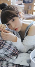 戴黑框眼镜的大眼萌圆脸少女室内玩显微镜可爱写真图片
