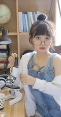 戴黑框眼镜的大眼萌圆脸少女室内玩显微镜可爱写真图片