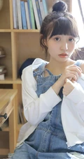戴黑框眼镜的大眼萌圆脸少女室内玩显微镜可爱写真图片