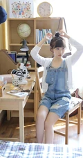 戴黑框眼镜的大眼萌圆脸少女室内玩显微镜可爱写真图片
