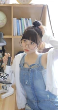 戴黑框眼镜的大眼萌圆脸少女室内玩显微镜可爱写真图片