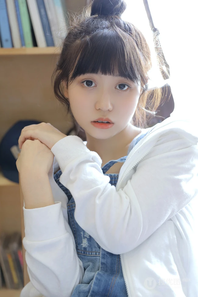 戴黑框眼镜的大眼萌圆脸少女室内玩显微镜可爱写真图片