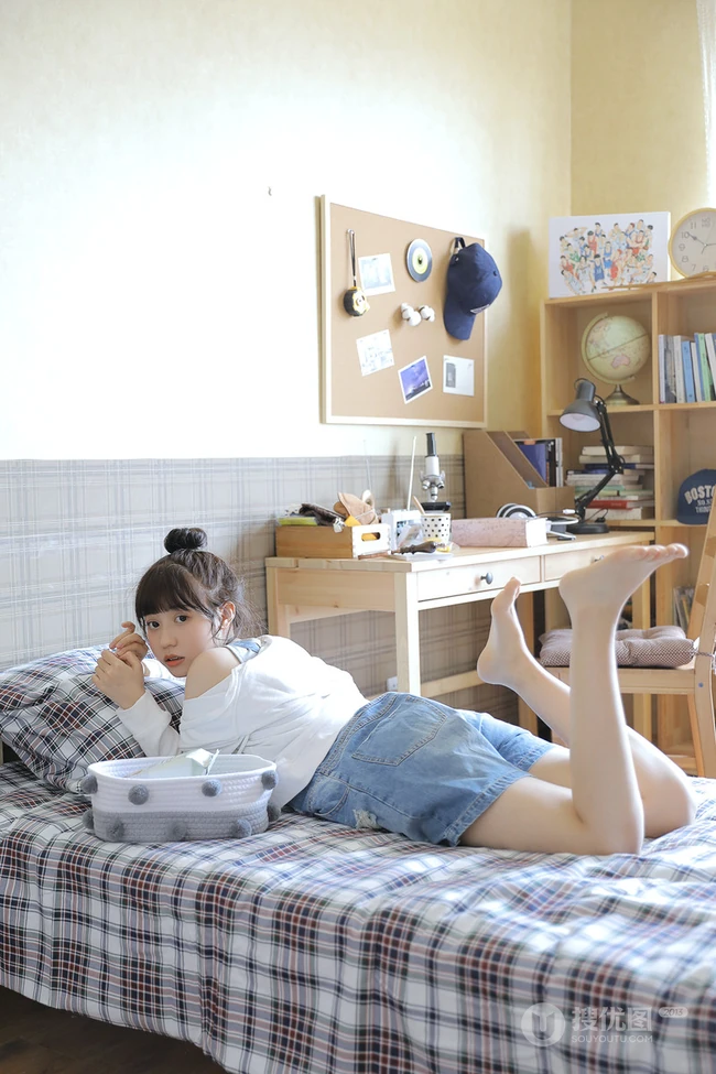 戴黑框眼镜的大眼萌圆脸少女室内玩显微镜可爱写真图片