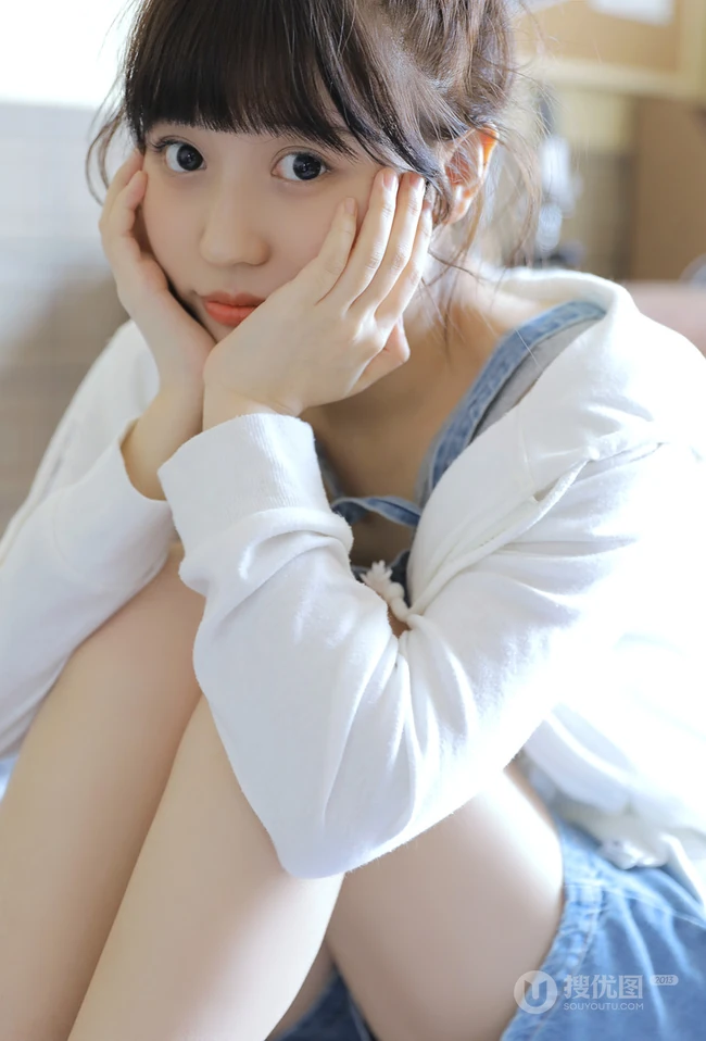 戴黑框眼镜的大眼萌圆脸少女室内玩显微镜可爱写真图片