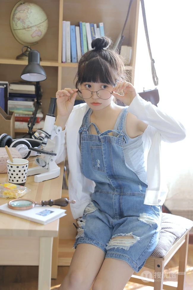戴黑框眼镜的大眼萌圆脸少女室内玩显微镜可爱写真图片