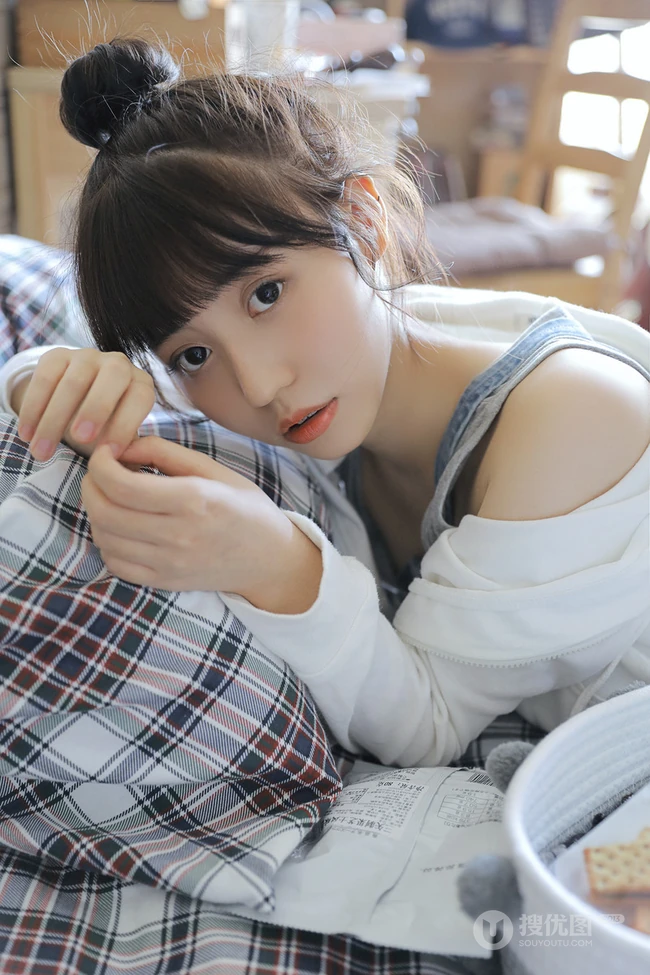 戴黑框眼镜的大眼萌圆脸少女室内玩显微镜可爱写真图片