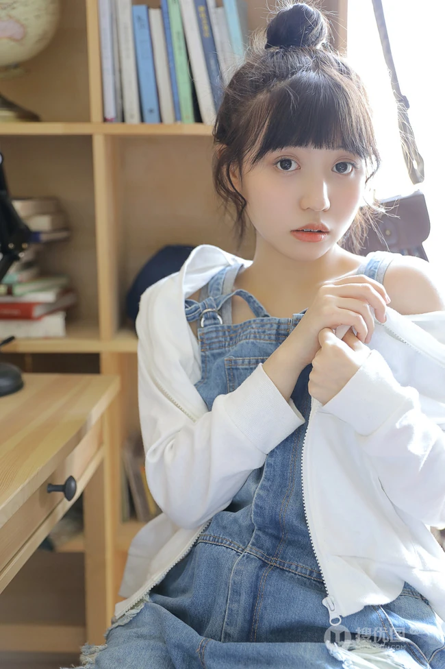 戴黑框眼镜的大眼萌圆脸少女室内玩显微镜可爱写真图片