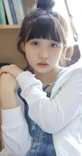 戴黑框眼镜的大眼萌圆脸少女室内玩显微镜可爱写真图片
