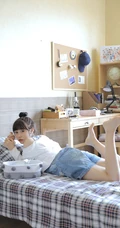 戴黑框眼镜的大眼萌圆脸少女室内玩显微镜可爱写真图片