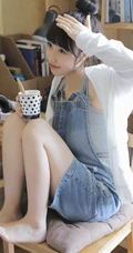 戴黑框眼镜的大眼萌圆脸少女室内玩显微镜可爱写真图片