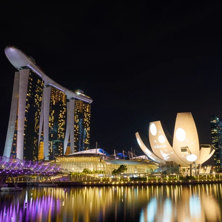 夜晚中的城市风景，新加坡滨海湾金沙酒店唯美夜景图片