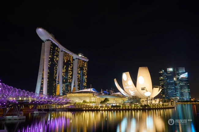 夜晚中的城市风景，新加坡滨海湾金沙酒店唯美夜景图片