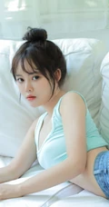 肉肉又气质的可爱丸子头微胖少女居家吃蛋糕俏皮写真图片