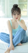 肉肉又气质的可爱丸子头微胖少女居家吃蛋糕俏皮写真图片
