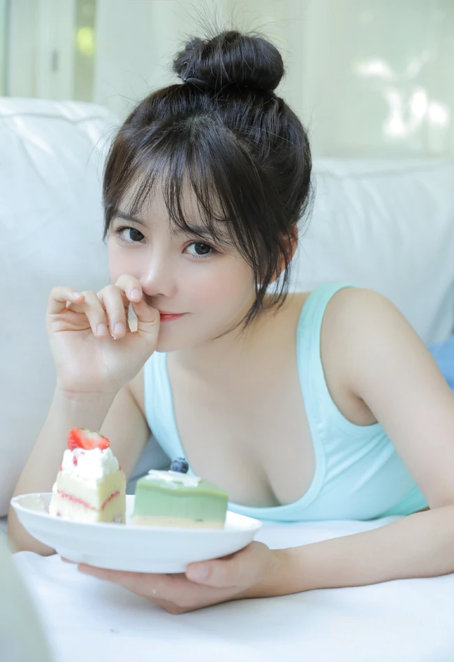 肉肉又气质的可爱丸子头微胖少女居家吃蛋糕俏皮写真图片
