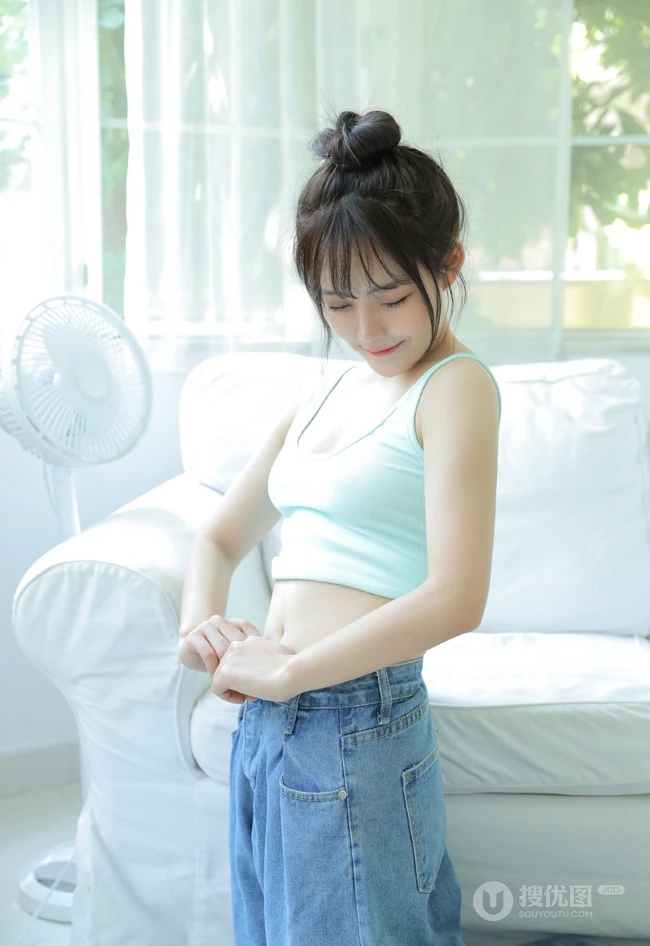 肉肉又气质的可爱丸子头微胖少女居家吃蛋糕俏皮写真图片