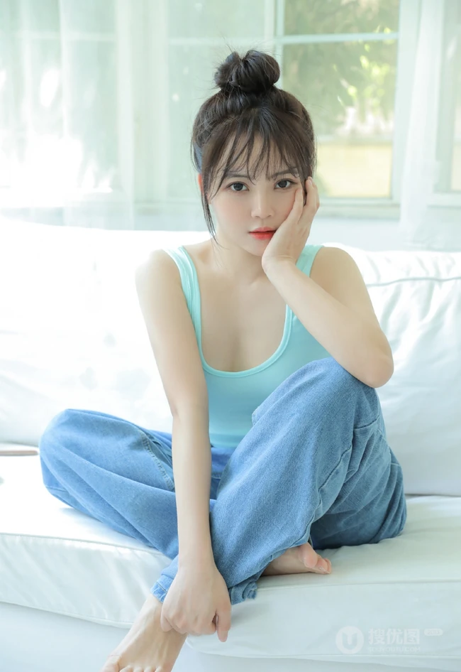 肉肉又气质的可爱丸子头微胖少女居家吃蛋糕俏皮写真图片