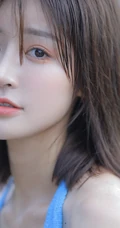 海边礁石上戏水的清凉蓝色背心短裤女生气质唯美写真图片