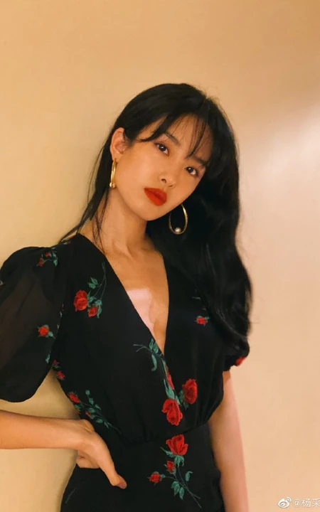 陈金飞女友杨采钰气质黑色V领印花裙优雅写真图片