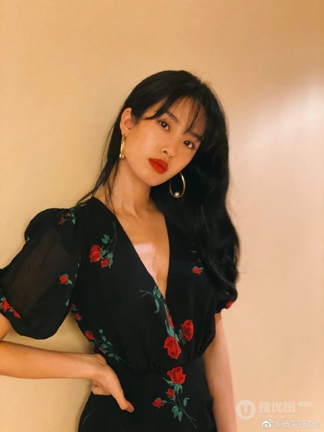 陈金飞女友杨采钰气质黑色V领印花裙优雅写真图片