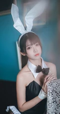 戴着兔耳朵的气质漂亮线条感网袜小姐姐鳗鱼霏儿高清cos图片